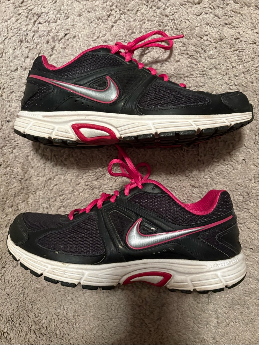 Nike Women's Black and Hot Pink Athletic Running Shoes